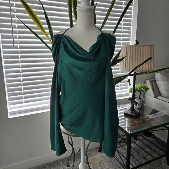 Olia Emerald Green Bell Sleeve Cowl Neck top. Size Small. New.Stylish green co - Picture 3 of 11